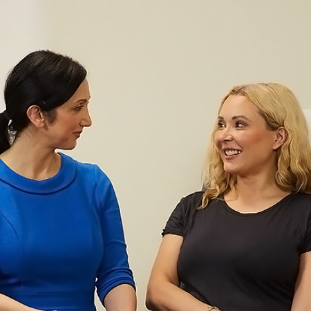 Dr Israa Al-Shakarchi with a female patient